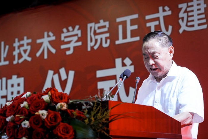 7董事长汤有祥致答谢词.jpg 7董事长汤有祥致答谢词.jpg