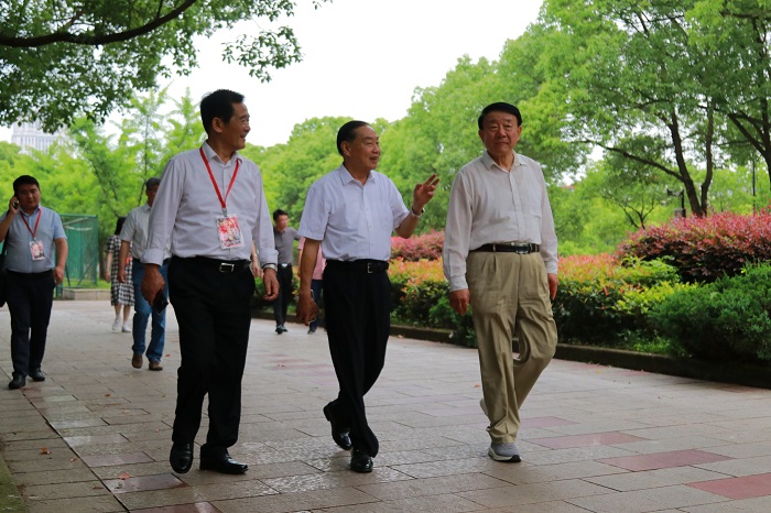 5 校园参观.jpg 5 校园参观.jpg